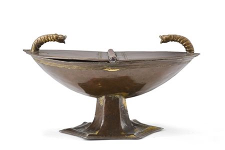 Navicella portaincenso in rame inciso e dorato. Toscana, secolo XV (cm 18x8x9,5