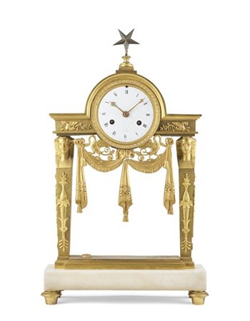 Pendola a portico in bronzo dorato con decori a motivo "Retour d'Egypte" e base