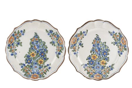 Manifattura di Felice Clerici, Milano, 1770-1790. Coppia di piatti a profilo mi