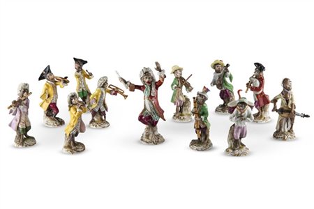Manifattura tedesca del secolo XX. Gruppo di dodici figurine in porcellana dipi