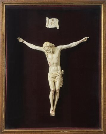 Scultore del secolo XIX. Cristo crocifisso in avorio con tracce di cromia a sim