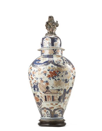 Potiche con coperchio in porcellana con decoro policromo Imari a motivi floreal