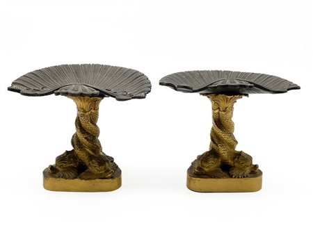 Fonditore del secolo XIX. Coppia di alzate in bronzo dorato e brunito, sostegni