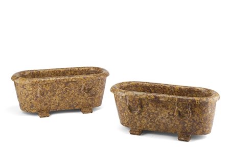 Coppia di vasche in broccatello con bordo estroflesso, fasce decorate ad anse a