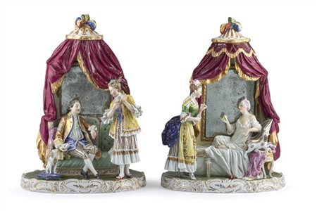 Manifattura di Dresda, secolo XIX. Coppia di gruppi in porcellana dipinti in po
