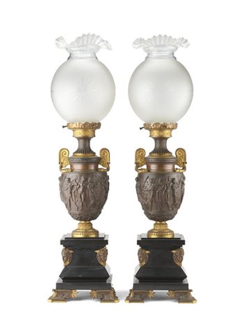 Fonditore francese, fine secolo XIX. Coppia di lampade da tavolo con basi in ma