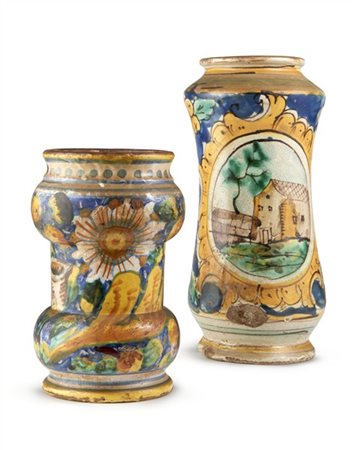 Manifattura dell'Italia meridionale. Lotto composto da due albarelli in maiolic