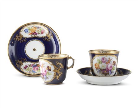 Manifattura di Alexander Popov, Mosca, secolo XIX. Coppia di tazze con piattino