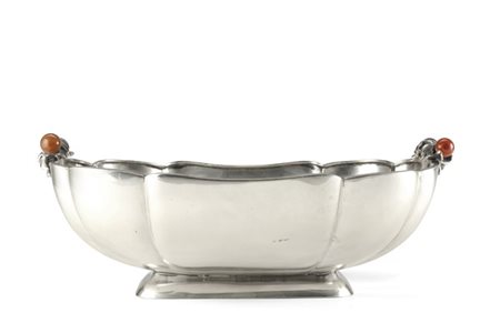 Centrotavola in argento con profilo mistlineo e anse decorate a motivi fogliati