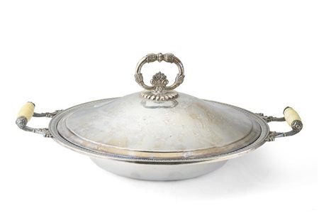 Risottiera biansata in argento con coperchio e presa ad anello a volute fogliat