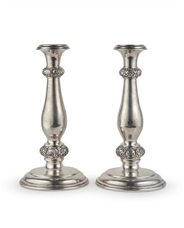 Coppia di candelieri a corpo liscio con fascia decorata a fiori. Vienna, inizio