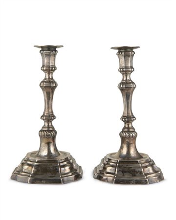Coppia di candelieri in argento con fusto a colonna, base ottagonale sagomata.