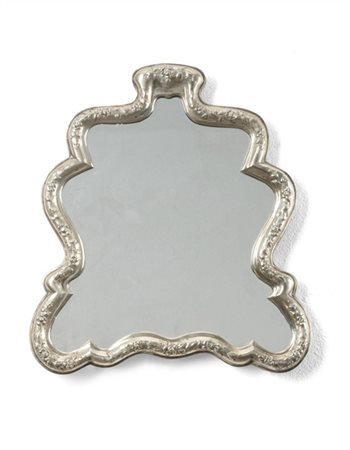 Specchio da tavola con cornice di forma sagomata in lamina d'argento decorata a