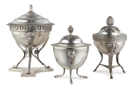 Lotto composto da tre zuccheriere in argento con coperchi a prese a tutto tondo