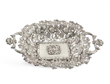 Cestino in argento riccamente sbalzato e cesellato a rose e fiori, anse a cornu