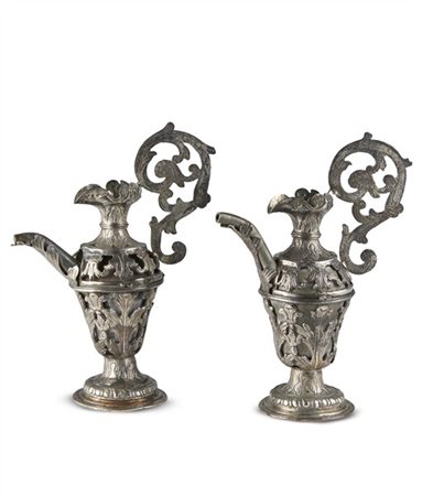 Arte del secolo XVIII. Coppia di versatoi liturgici in argento con corpo trafor