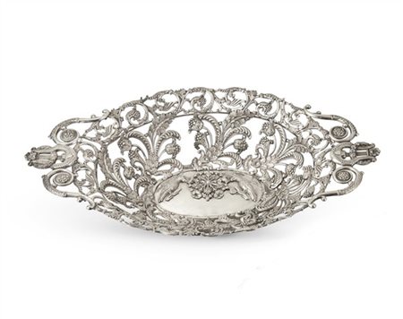 Cestino in argento riccamente traforato, sbalzato e cesellato a fiori e foglie,