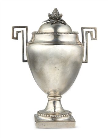 Vasetto biansato in argento con coperchio con presa a carciofo, anse squadrate