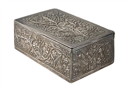 Scatola di forma rettangolare in argento con decoro inciso in stile Safavide, c