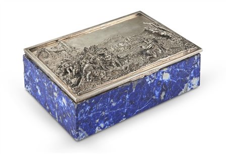 Scatola lastronata in sodalite con coperchio in argento decorato da baccanale e