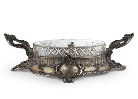 Centrotavola in argento biansato con prese decorate a volute fogliate, profilo