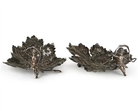 Coppia di centrotavola a foglia di vite con prese a putto a tutto tondo (g 390)