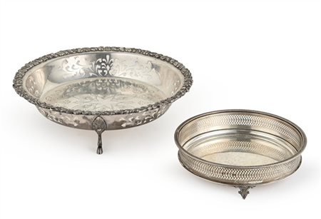 Due alzate in argento di forma circolare con bordi traforati di cui uno con pie