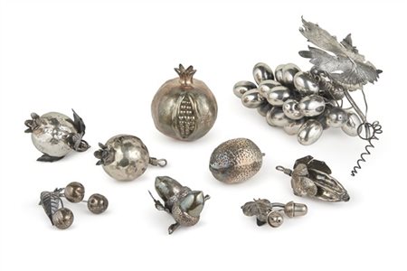 Lotto in argento composto da nove tra frutti e ghiande a tutto tondo di manifat