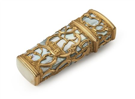 Arte francese, secolo XIX. Necessaire in oro giallo e madreperla "à cage" con m
