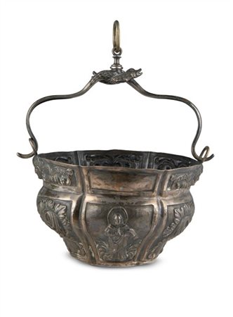 Acquasantiera in argento sbalzato con ansa decorata a tutto tondo a delfini int