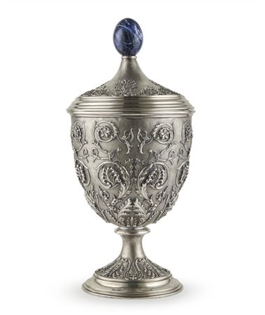 Vaso con coperchio in argento interamente decorato a volute e fiori, presa in s