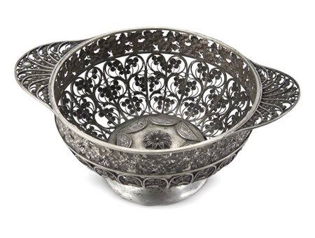 Cestino in filigrana d'argento decorato a volute stilizzate, fascia a foglie di