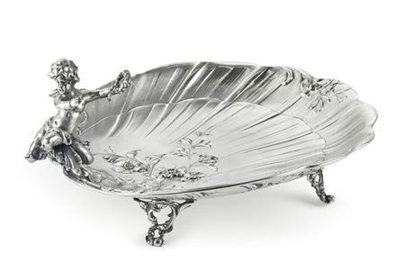 Svuotatasche in argento a decoro Liberty con vasca a valva di conchiglia sormon