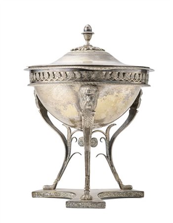 Zuccheriera con coperchio in argento inciso e cesellato con sostegno tripode de