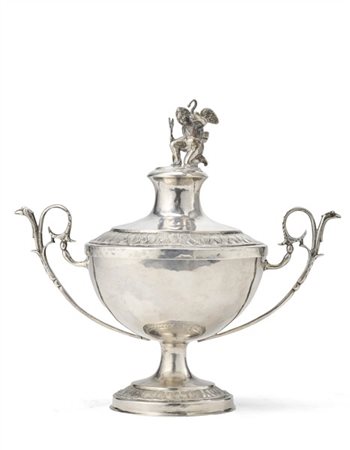 Zuccheriera biansata in argento, fasce decorate a palmette, base circolare e pr