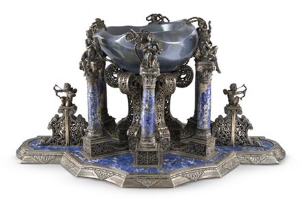 Centrotavola di struttura architettonica in argento e lapislazzuli con base sag