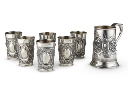 Lotto composto da sei bicchierini in argento decorati a grappoli d'uva e pampin