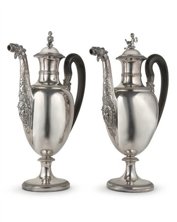 Coppia di teiere in argento a corpo liscio con coperchio sormontato da amorino