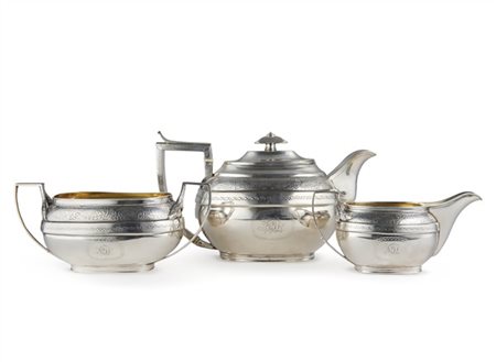 Teiera, lattiera e zuccheriera in argento con bordure cesellate a motivi geomet