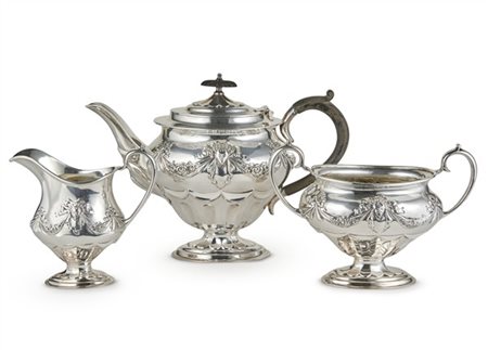 Teiera, zuccheriera e lattiera in argento con corpo decorato a festoni e masche