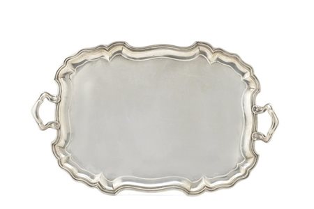 Vassoio biansato in argento a profilo mistilineo e scanalato, anse sagomate. Ve