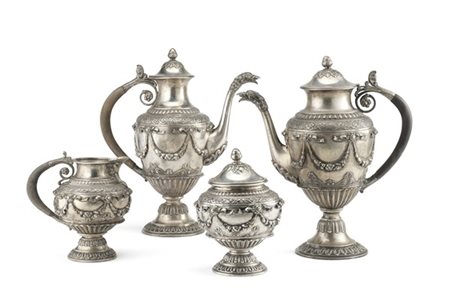 Servizo da tè e caffè in argento sbalzato e inciso composto da teiera, caffetti