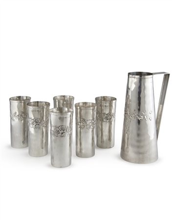 Set da bibita in argento composto da sei bicchieri con decoro floreale e caraff