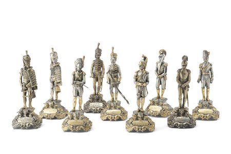 Gruppo di nove soldatini in argento parzialmente dorato poggianti su basi sagom