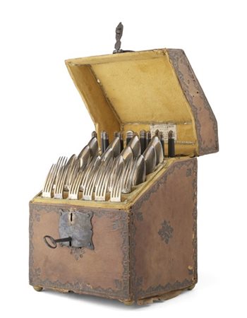 Porta posate da viaggio rivestito in marocchino impresso, serratura con chiave