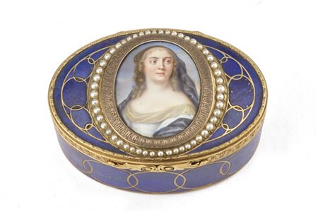 Snuff box ovale in oro 18K con inserti in lapislazzuli arricchita da applicazio
