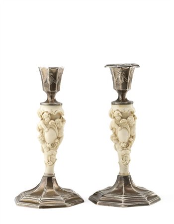 Coppia di candelieri in argento con base ottagonale gradinata e cifrata CK, fus