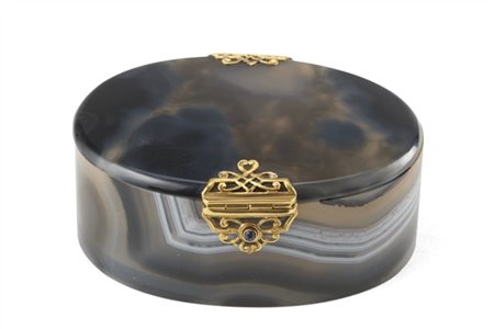 Snuff box ovale in agata con cerniera e chiusura in oro 14K con piccolo zaffiro