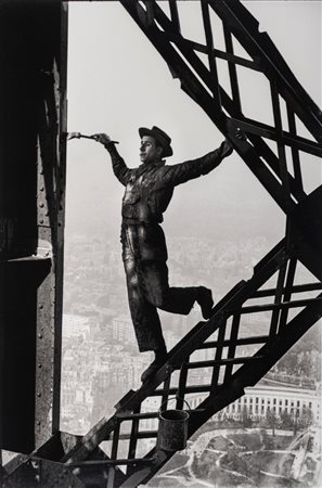 Marc Riboud (1923 - 2016)  - Le Peintre de la Tour Eiffel (Painter of the Eiffel Tower), Paris, 1953
