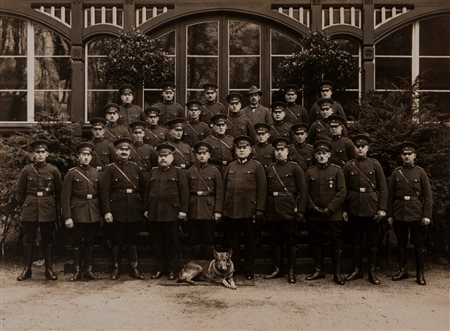 August Sander (1876 - 1964)  - Soldaten der englischen Besatzungstruppen, 1924